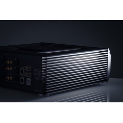 Musical Fidelity Nu-Vista PAM, negro en ángulo, con los disipadores del lateral