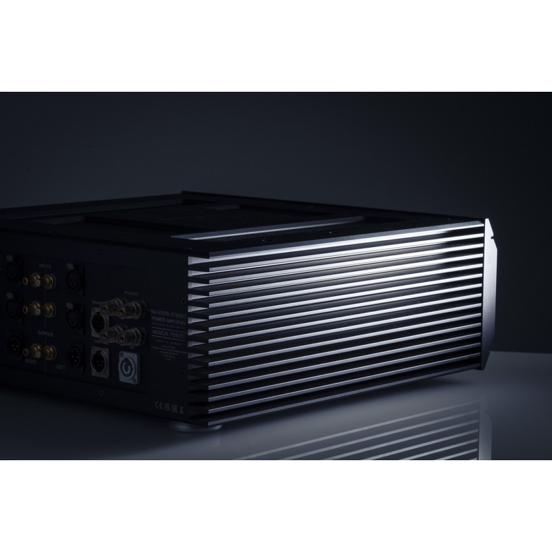 Musical Fidelity Nu-Vista PAM, negro en ángulo, con los disipadores del lateral