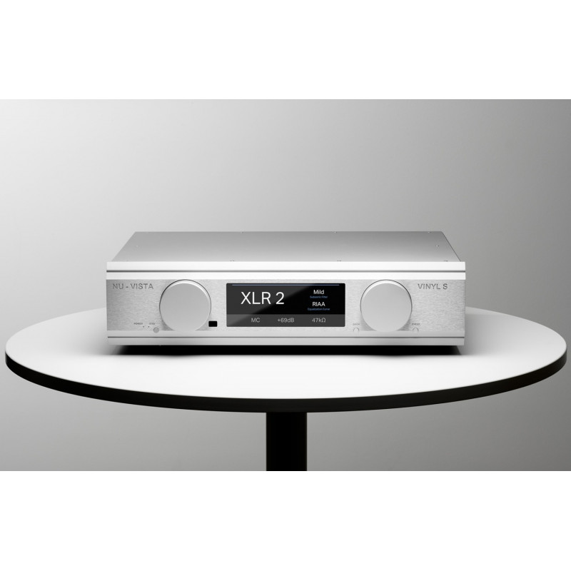 Musical Fidelity Nu-Vista Vinyl S, plata en ángulo, sobre una mesa
