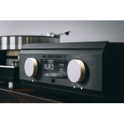 Musical Fidelity Nu-Vista Vinyl 2, negro en ángulo, junto a un giradiscos