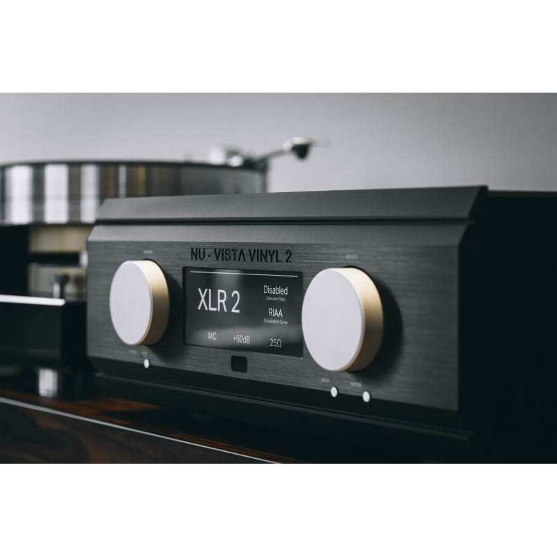 Musical Fidelity Nu-Vista Vinyl 2, negro en ángulo, junto a un giradiscos