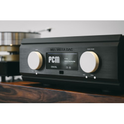 Musical Fidelity Nu-Vista DAC, negro en ángulo, en un mueble