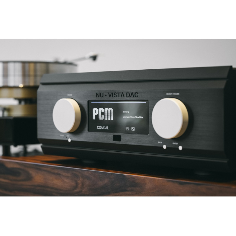 Musical Fidelity Nu-Vista DAC, negro en ángulo, en un mueble