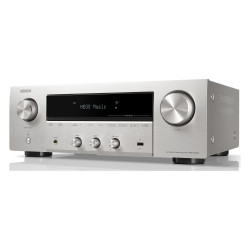 Denon DRA-900H, vista en ángulo desde la izquierda en plata