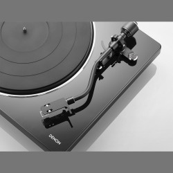 Denon DP-400, detalle del brazo en S en negro
