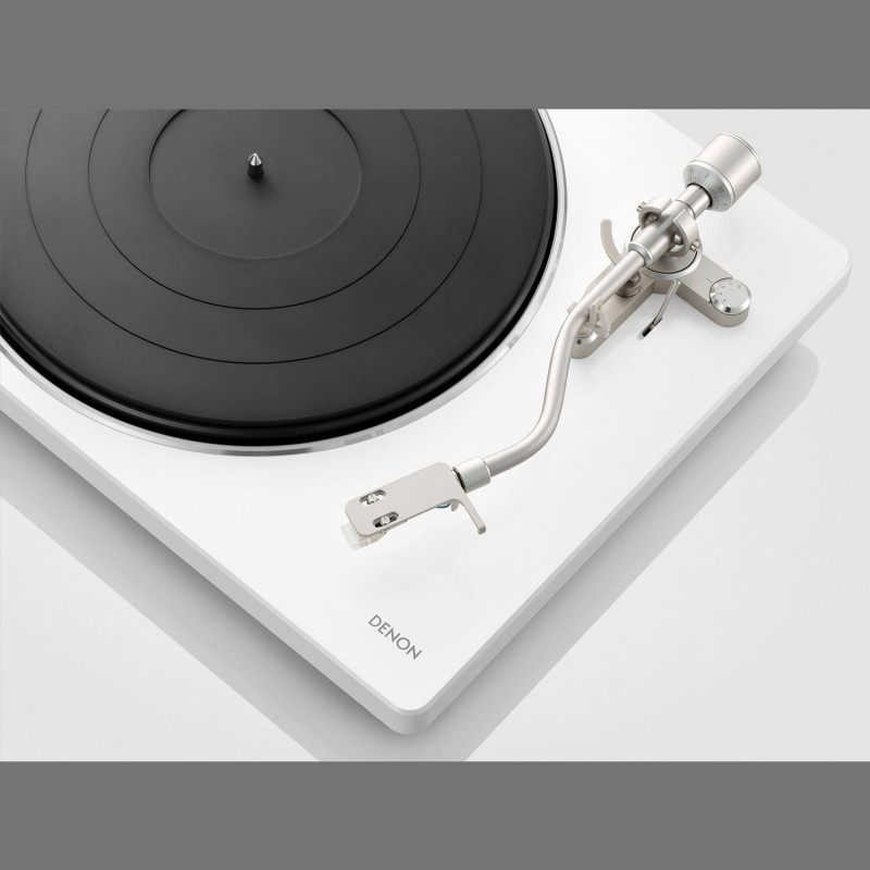 Denon DP-400, detalle del brazo en S en blanco