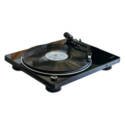 Denon DP-450USB, vista en ángulo en negro con un disco