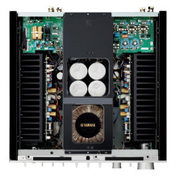 Yamaha A-S2200, por dentro, con el transformador toroidal de 625 VA