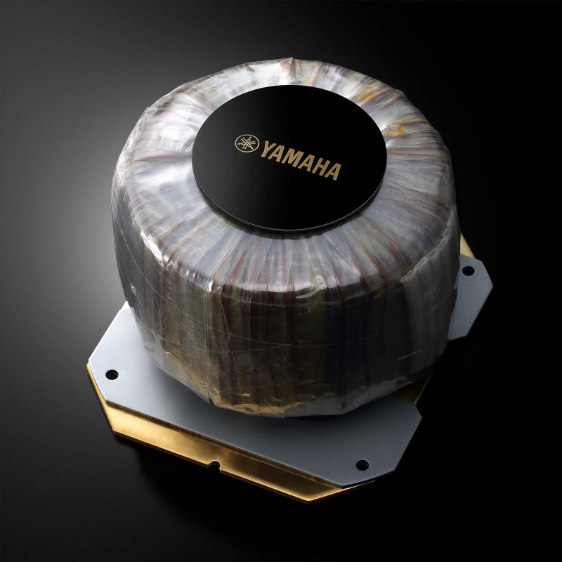 Yamaha R-N2000A, transformador toroidal sobre su base de latón