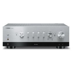 Yamaha R-N800A, vista frontal en plata