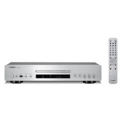 Yamaha CD-S303, frontal en plata con el mando a distancia