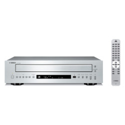 Yamaha CD-C603, frontal en plata con el mando a distancia