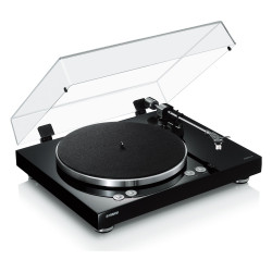 Yamaha MusicCast VINYL 500, vista en ángulo en negro con la tapa abierta