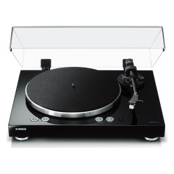Yamaha MusicCast VINYL 500, vista frontal elevada en negro con la tapa abierta