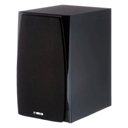 Yamaha NS-BP182, en ángulo con la rejilla puesta