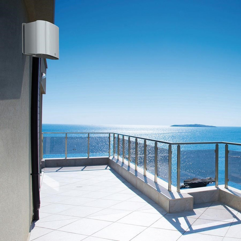KEF Ventura 6 en blanco, en la pared de una terraza junto al mar