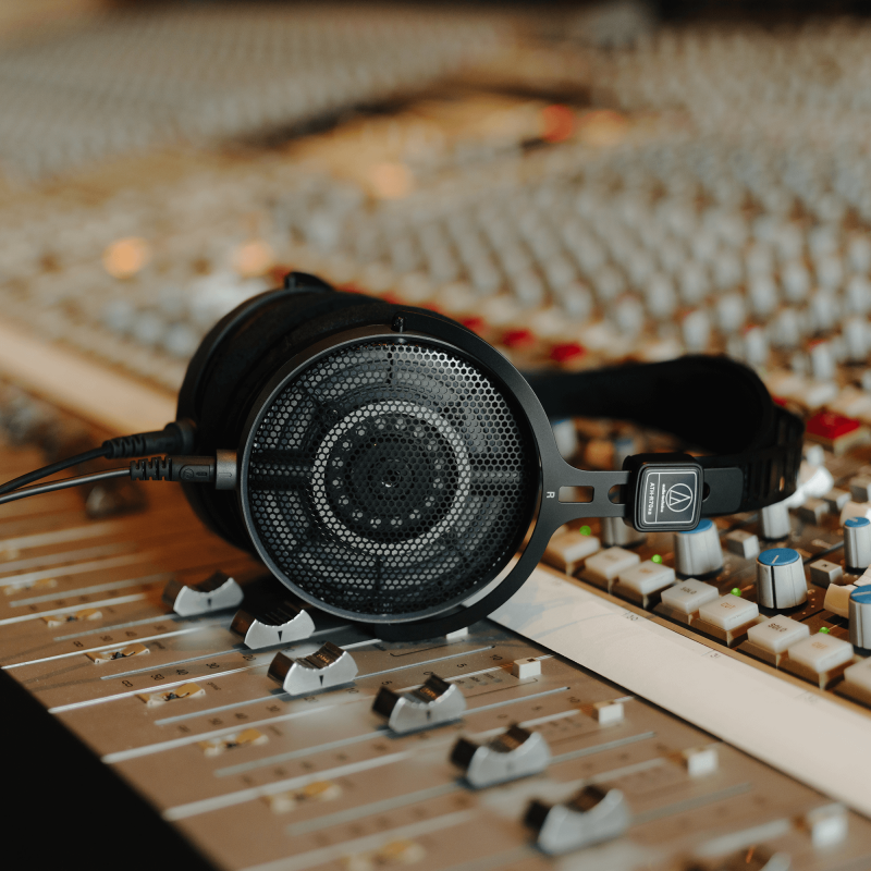 Audio-Technica ATH-R70xa en uso en un estudio