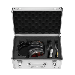 Audio-Technica AT-HPC3 abierta con unos auriculares dentro (no incluidos)
