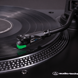 Audio-Technica AT-LP120XBT-USB en negro, detalle