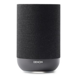 Denon Home 200 en negro, vista frontal del cilindro de tela negra con el logotipo Denon en la base