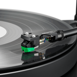 Audio-Technica AT-LT10 montado en el brazo de un giradiscos