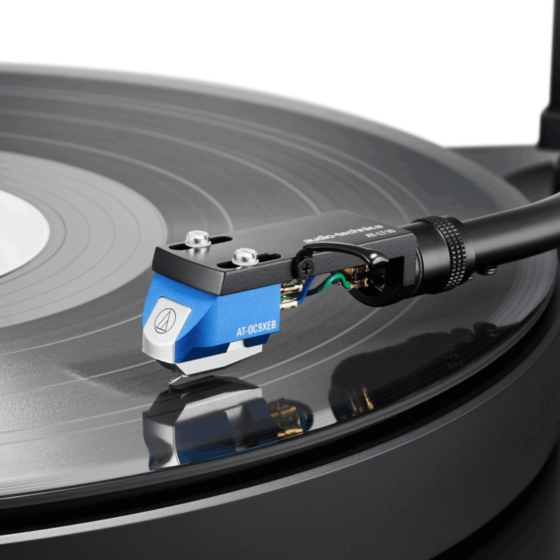 Audio-Technica AT-LT10 con cápsula sobre un disco