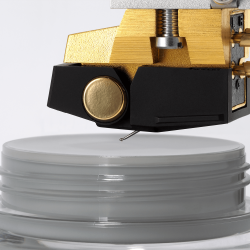 Audio-Technica AT617a en uso bajo la aguja