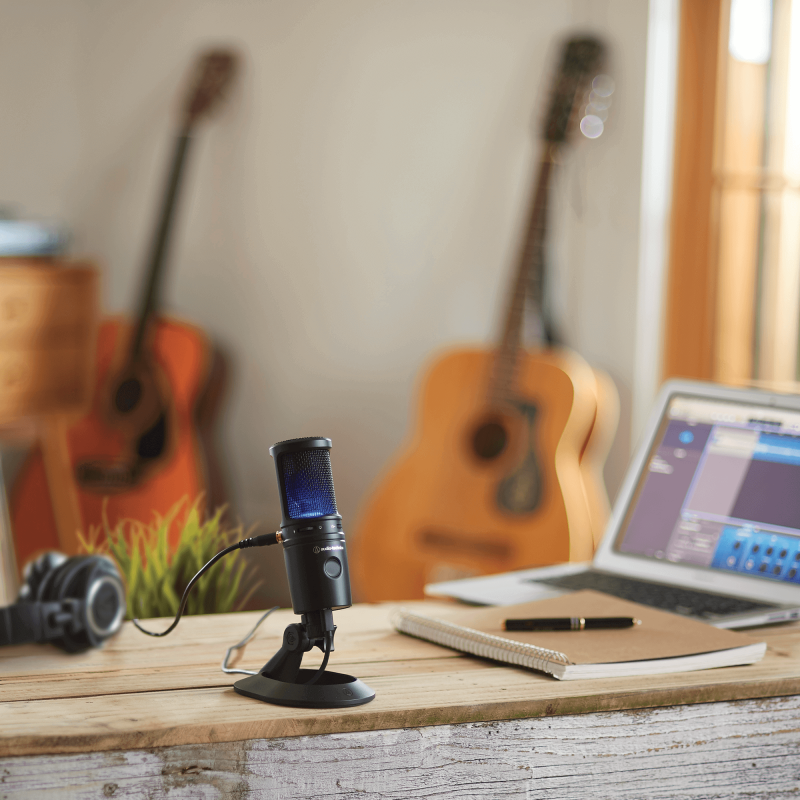 Audio-Technica AT2020USB-X en un escritorio para grabar podcast