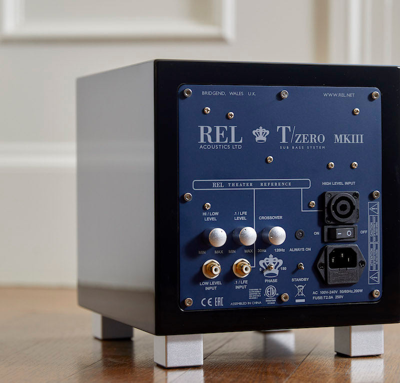 REL T/Zero MKIII bajo una mesa
