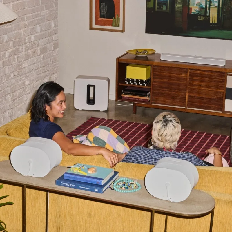 Sonos Beam Ultra en un salón, con dos personas viendo la televisión